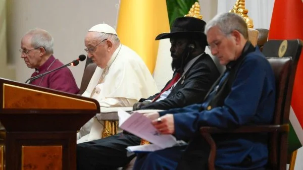 Archbishop Justin Welby, Pope Francis, President Salva Kiir Mayardit, and Rev. Iain Greenshields during the meeting with South Sudanese authorities in Juba