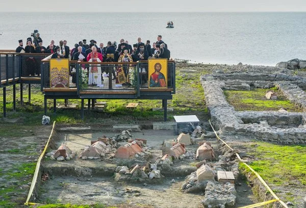 Pope Leo XIV and Ecumenical Patriarch Bartholomew lead a prayer service near the archaeological excavations of the ancient Basilica of St. Neophytos in Iznik, Türkiye