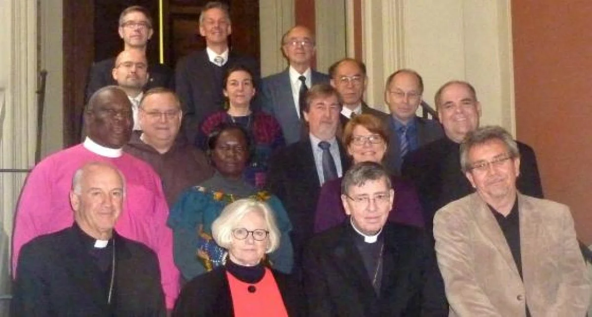 The first meeting of the international trilateral dialogue between Mennonites, Catholics and Lutherans was held in Rome from 9-13 December 2012. Front row (from left): Luis Augusto Castro Quiroga, Turid Karlsen Sein, Cardinal Koch, Alfred Neufeld. Second row: Musawenkosi Biyela, Rebecca Osiro, Kaisamari Hintikka, Gregory J Fairbanks. Third row: William Henn, Larry Miller, Theodor Dieter. Fourth row: César Garcia, Marie-Hélène Robert, Kwong-Sang Peter Li. Fifth row: Luis M Melo, Fernando Enns, John Rempel