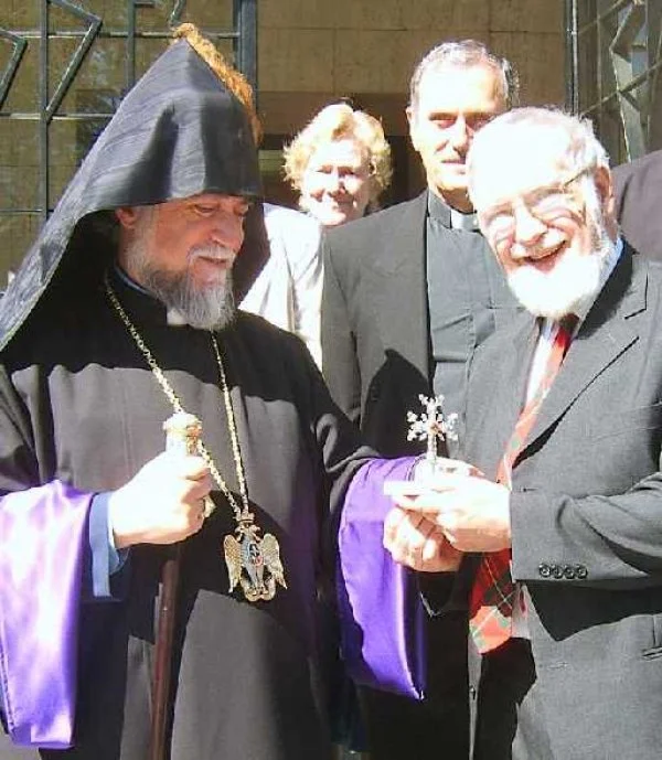 Aram I presenting Armenian Cross to Stuart Brown