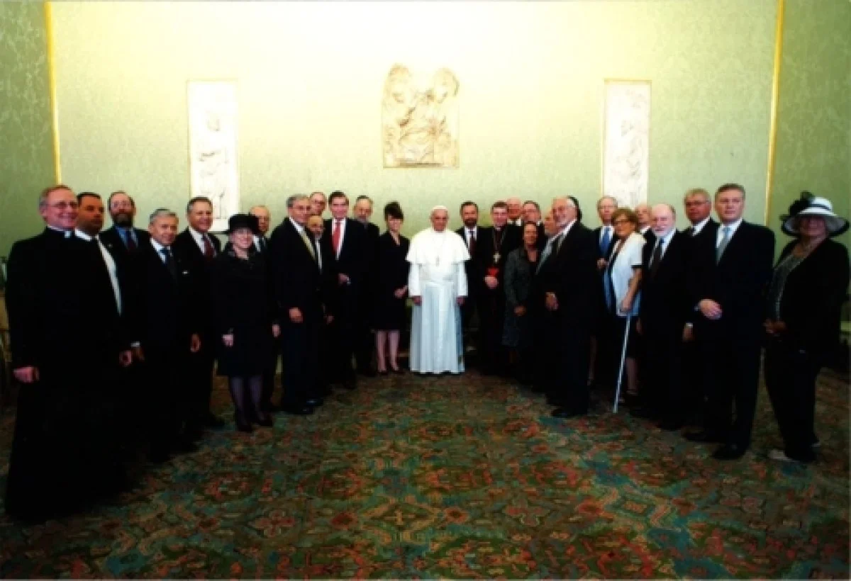 Group photo of International Jewish Committee for Interreligious Consultations members and Pope Francis