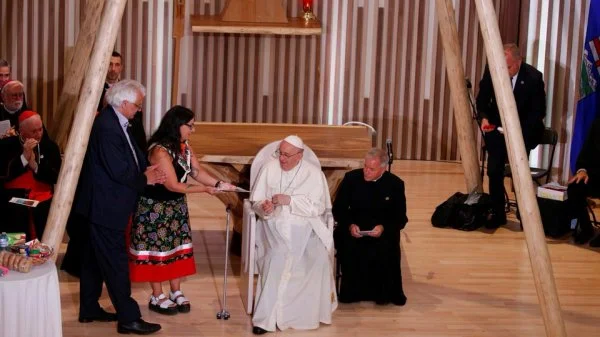 Candida Shepherd, a member of the parish council of Sacred Heart Church of the First Peoples in Edmonton, Alberta, and Bill Perdue, chair of the parish finance committee, formally welcome Pope Francis to the parish in Edmonton, Alberta. The two are members of the Métis community