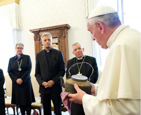 The Pope received a refugee’s teapot as an invitation to work together for the suffering neighbour. Photo: L'Osservatore Romano