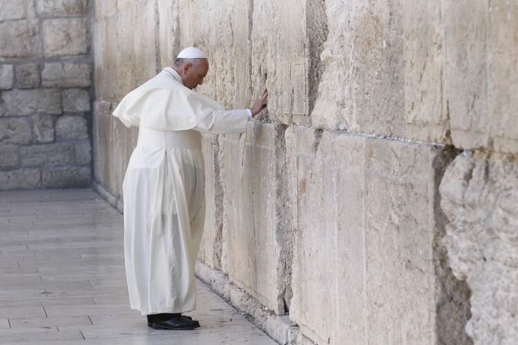 Pope Francis prays at the Western Wall in Jerusalem