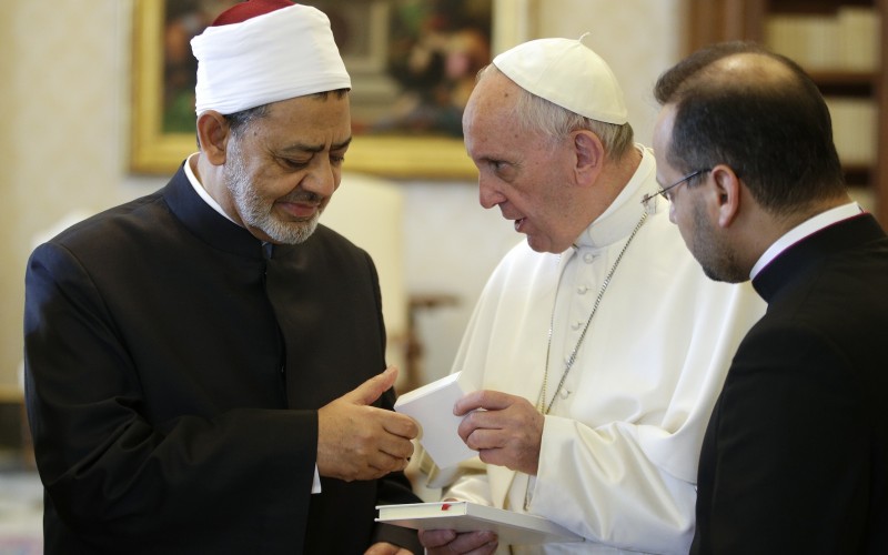 Pope Francis exchanges gifts with Ahmad el-Tayeb, grand imam of Egypt's al-Azhar mosque and university, during a private meeting at the Vatican May 23. Photo: AP