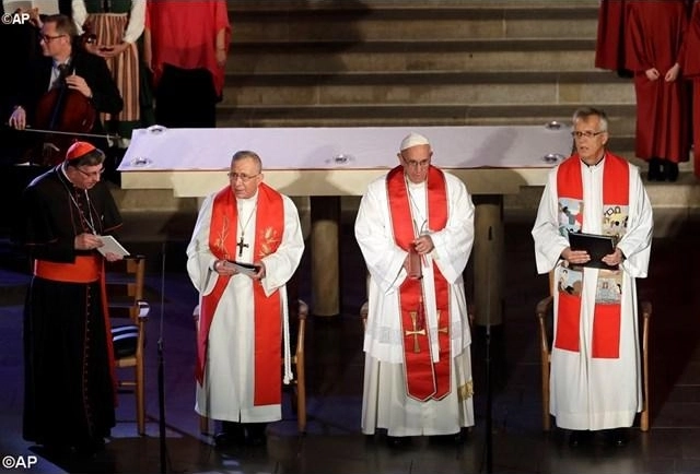 Cardinal Kurt Koch with Rev Mounib Younan, Pope Francis and Rev Martin Junge in Lund Cathedral on October 31st, 2016. Photo: AP
