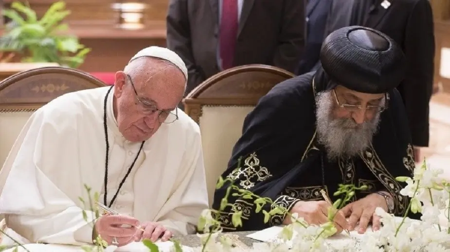 Pope Francis and Coptic Pope Tawadros II sign a common declaration in Cairo