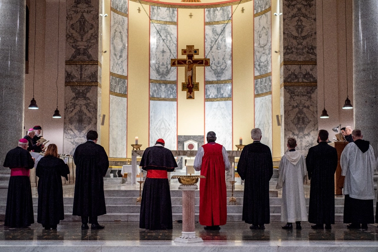 On 22 November, an ecumenical service was held in the basilica of the Sant'Anselmo Benedictine Abbey in Rome. Representatives of each of the four world communions and others in leadrship of the event are pictured here during the service. At the centre is a baptismal font used to commemorate our common baptism. The text of the Joint Declaration is seen on a lectern placed before the altar.
