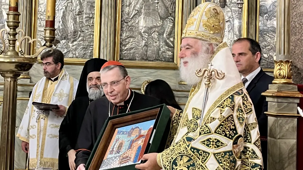 Cardinal Kurt Koch receives a gift from His Beatitude Theodoros II, Pope and Patriarch of Alexandria and All Africa