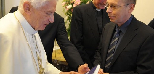 The Strasbourg Institute director Prof. Theodor Dieter (right) presents Pope Benedict XVI with a copy of Biblische Grundlagen der Rechtfertigungslehre