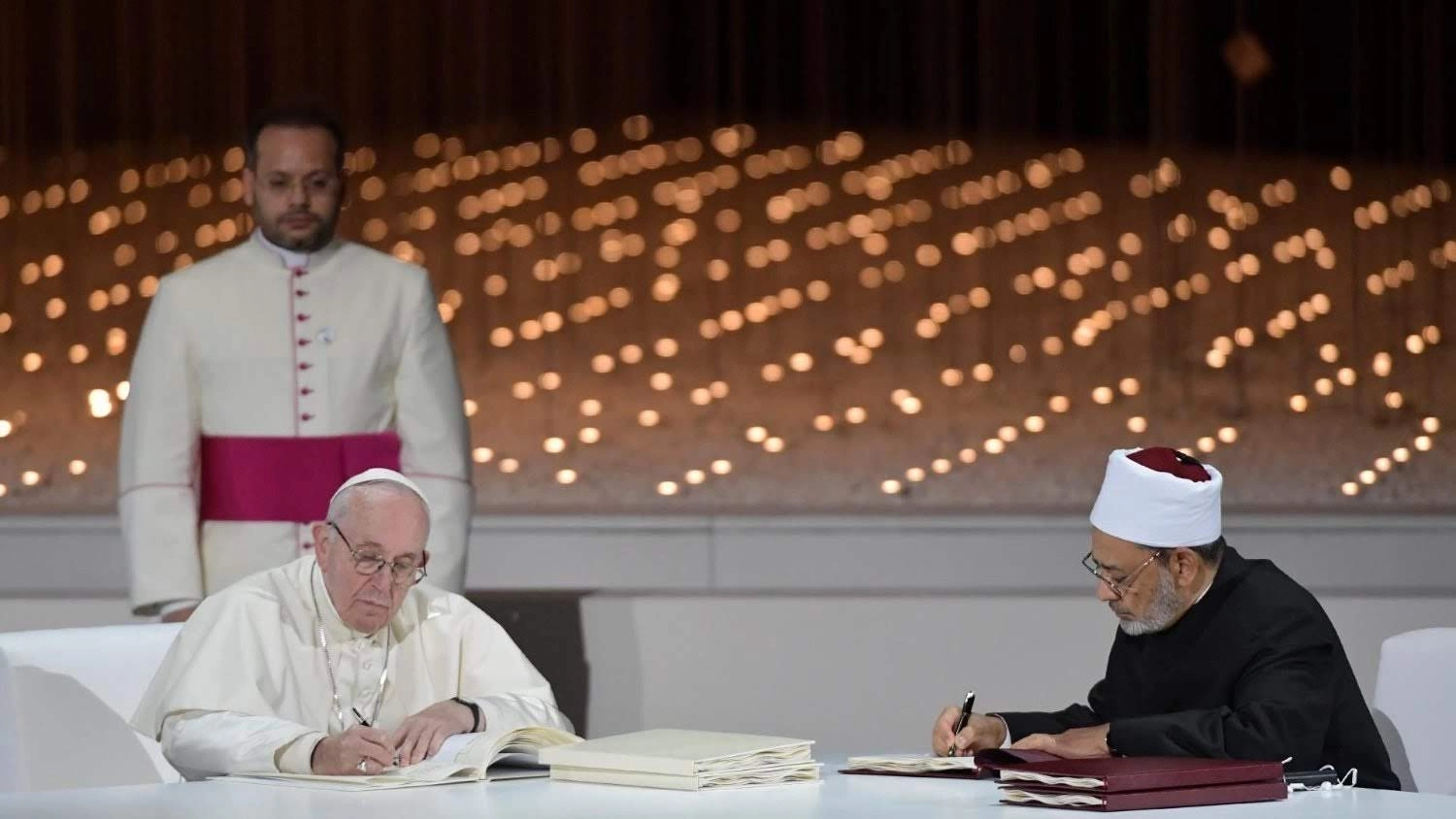 Pope Francis and Ahmed el-Tayeb sign the Document on Human Fraternity