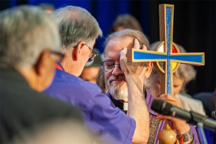 Archbishop Fred Hiltz anoints the Anglican Church of Canada’s National Indigenous Bishop, Mark MacDonald, as he is raised to the status of Archbishop