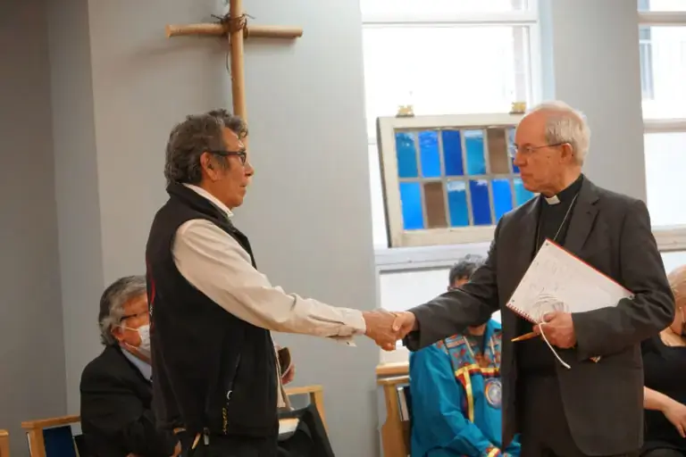 “Will you accept my hand?” Archbishop Justin Welby asks, reaching out to shake the hand of former Mohawk Institute student Geronimo Henry during his May 3 meeting with Indigenous leaders and residential school survivors in Toronto