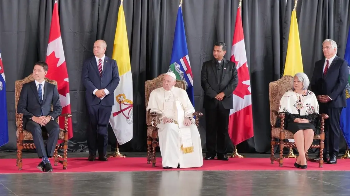 Pope Francis arrives in Edmonton. Prime Minister Justin Trudeau and Governor General Mary Simonseated with him in the hangar for the formal ceremony of welcome