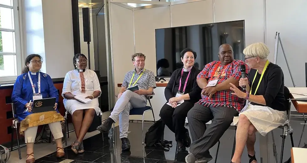 Rev. Dr. Dorcas Gordon of the Presbyterian Church in Canada leads a workshop on the WCRC's Declaration of Faith on Women's Ordination during the WCC's 11th Assembly in Karlsruhe, Germany