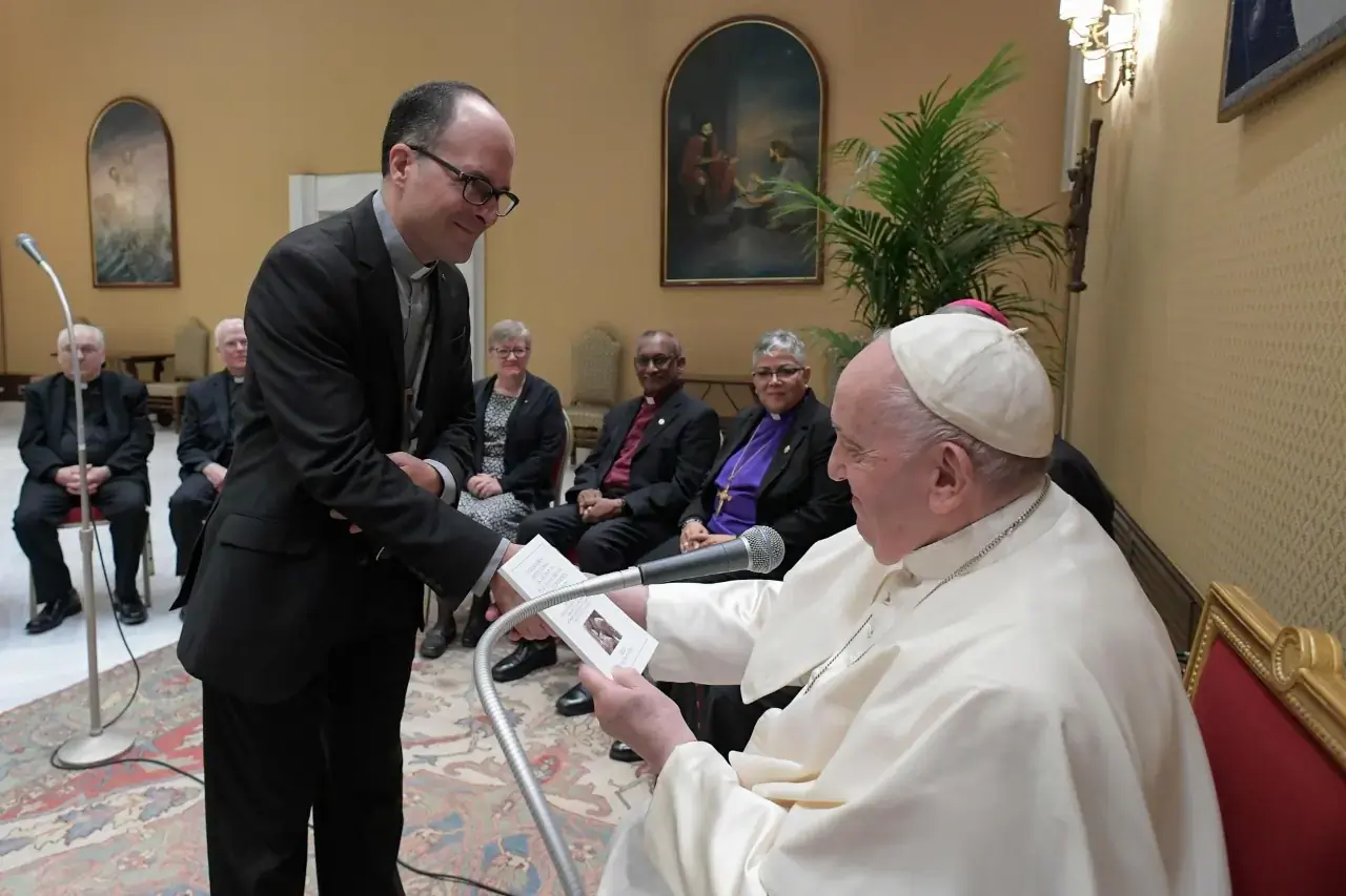  Edgardo Colón-Emeric shakes hand with Pope Francis, presenting him with a copy of “God in Christ Reconciling: On the Way to Full Communion in Faith, Sacraments, and Mission,” the report of the 11th round of dialogue of the Methodist-Roman Catholic international Commission