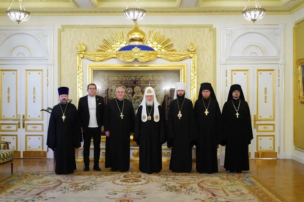 Participants of the meeting, from left: Fr Mikhail Gundyaev, representative of the Moscow Patriarchate to the WCC and international organisations in Geneva; Rev. Prof. Dr Benjamin Simon, WCC programme executive for Church Relations; Rev. Prof. Dr Ioan Sauca, WCC acting general secretary, Patriarch Kirill, Metropolitan Anthony of Volokolamsk, chairman of the Moscow Patriarchate’s Department for External Church Relations; Archimandrite Philaret (Bulekov), DECR vice-chairman and Hieromonk Stefan (Igumnov), DECR secretary for inter-Christian relations